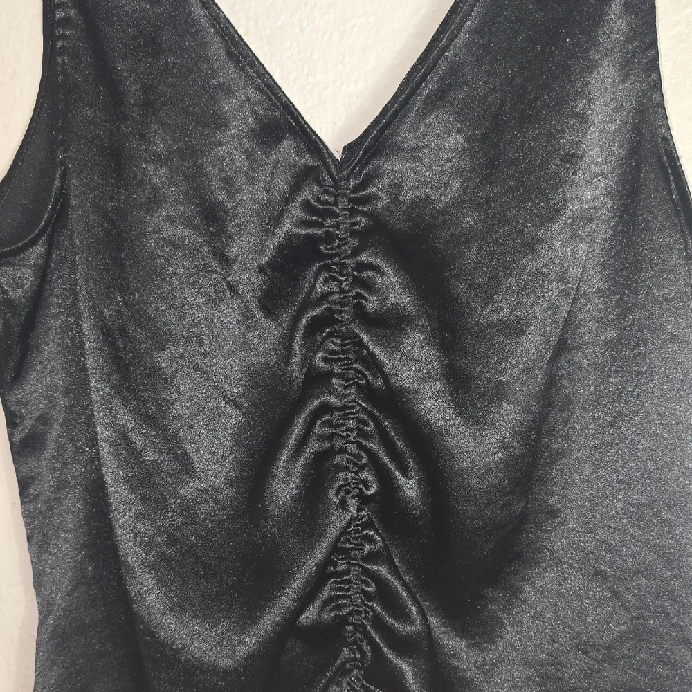 H & M Elegant Black Satin Sleeveless Top - Picture 2 of 3
